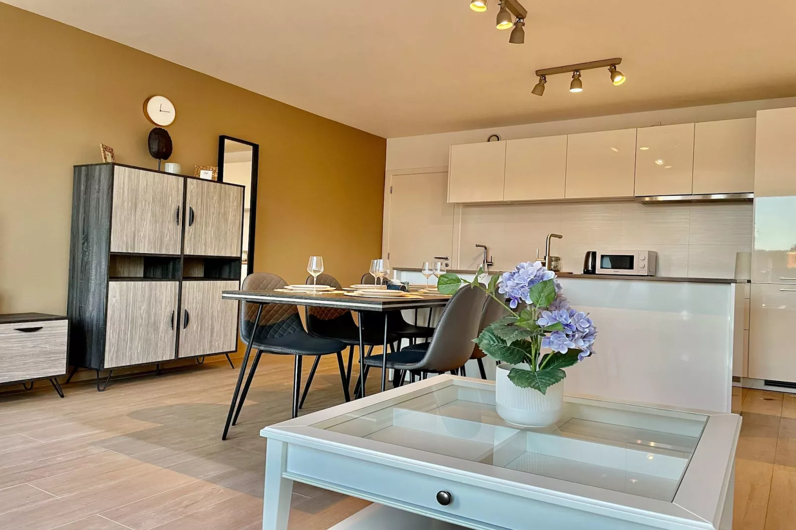Modern 2BR 1/5 BA Near Diamond District by OneLuxStay - Ambiance
