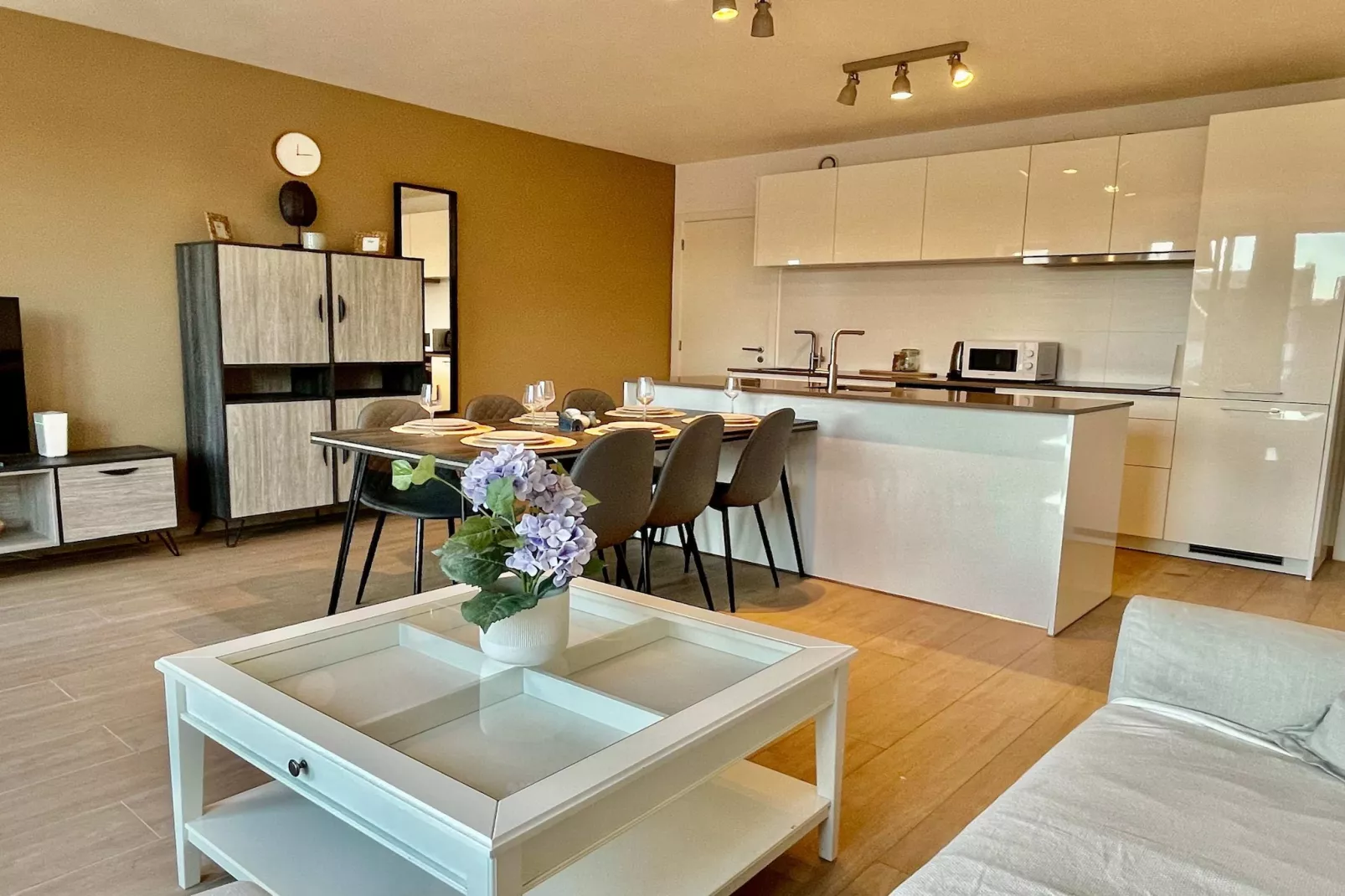 Modern 2BR 1/5 BA Near Diamond District by OneLuxStay - Ambiance