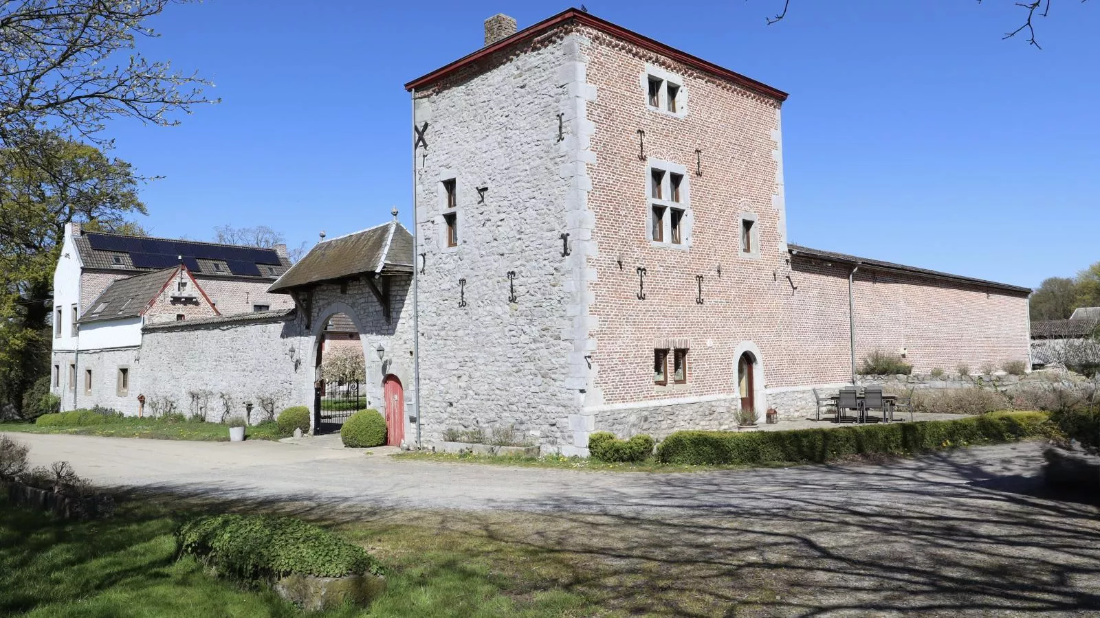 La Tour de la Chapelle - Extérieur été
