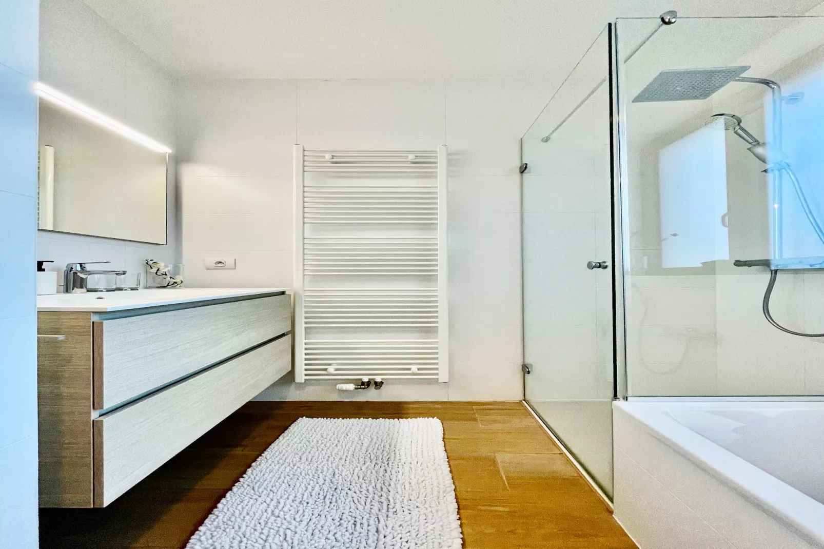 Modern 2BR Penthouse Near Diamond District by OneLuxStay - Salle de bain