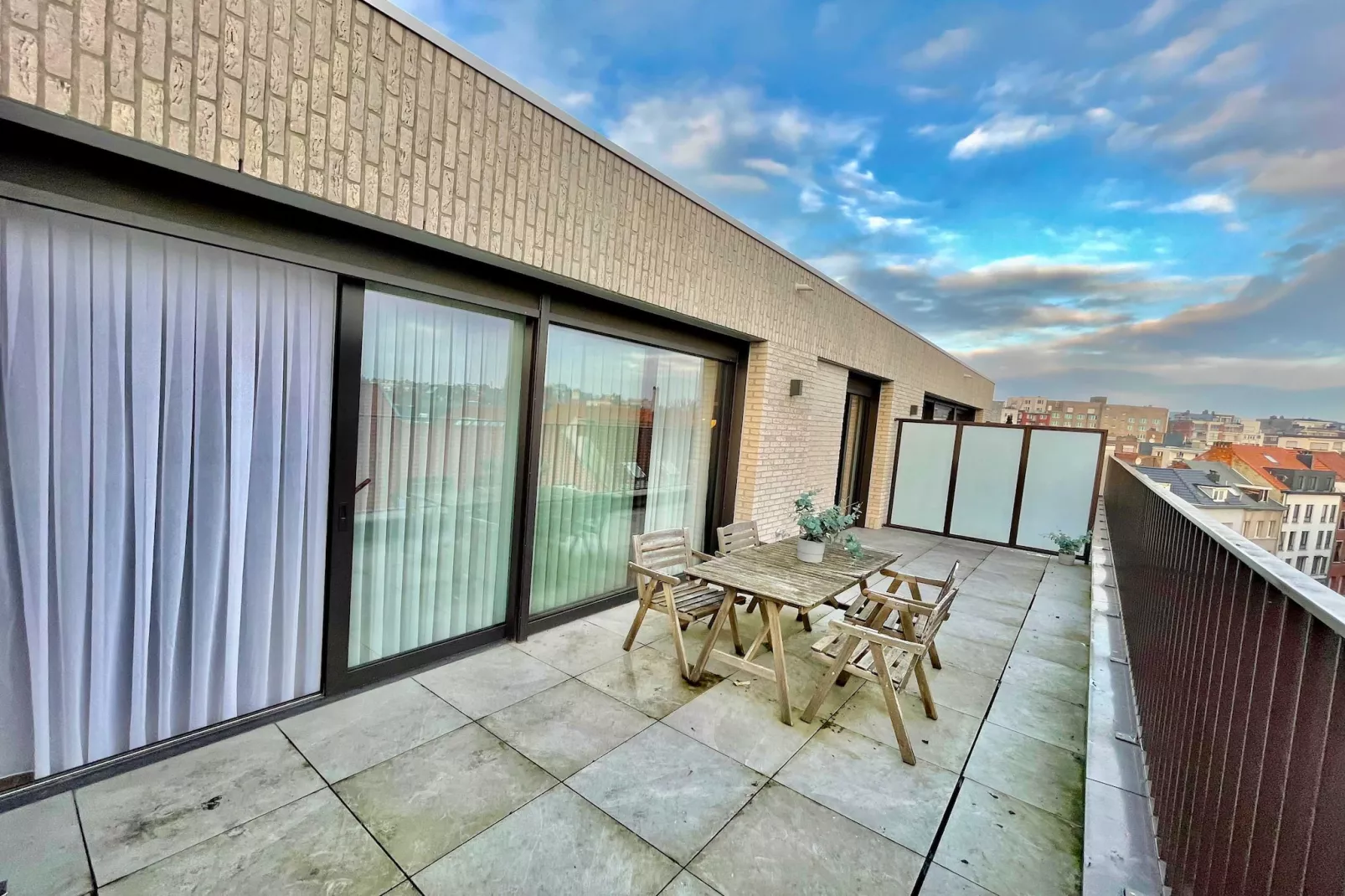 Modern 2BR Penthouse Near Diamond District by OneLuxStay - Terrasse / balcon