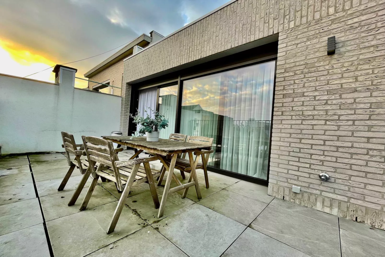 Modern 2BR Penthouse Near Diamond District by OneLuxStay - Terrasse / balcon