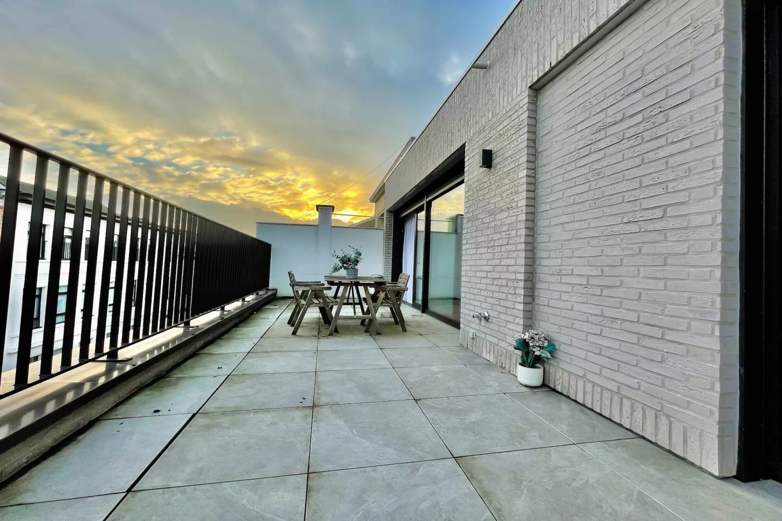 Modern 2BR Penthouse Near Diamond District by OneLuxStay - Terrasse / balcon