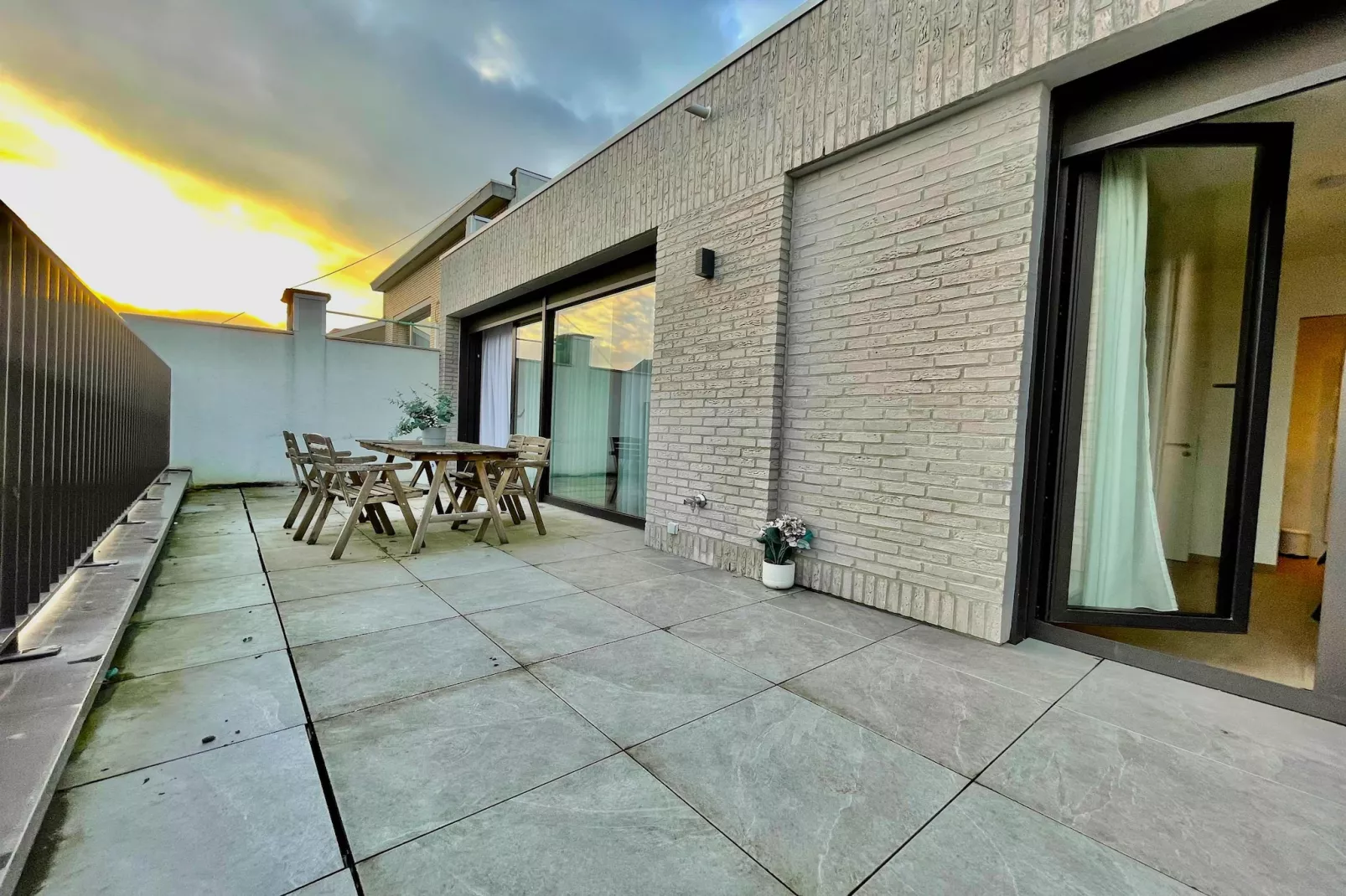 Modern 2BR Penthouse Near Diamond District by OneLuxStay - Terrasse / balcon