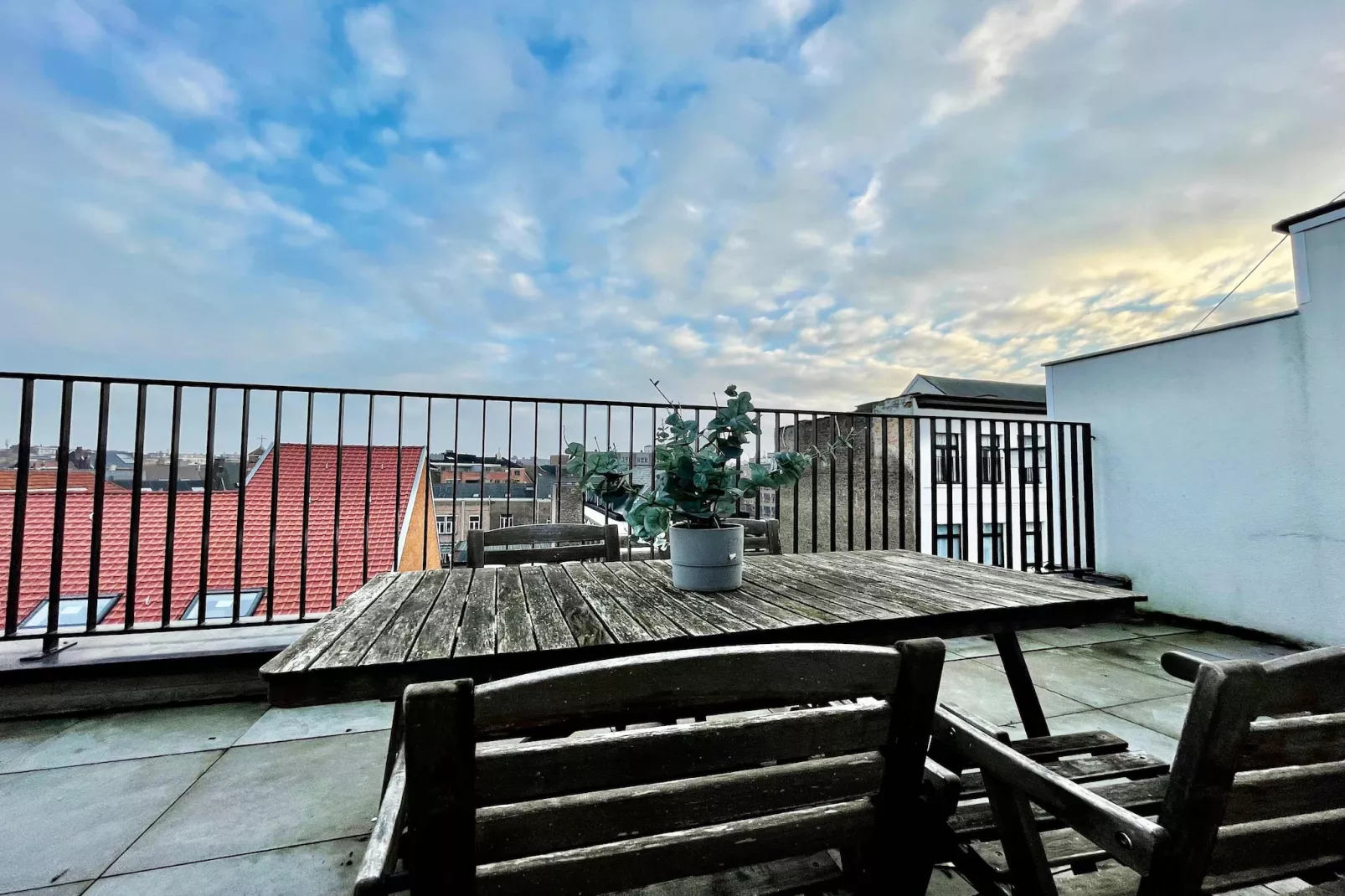 Modern 2BR Penthouse Near Diamond District by OneLuxStay - Terrasse / balcon