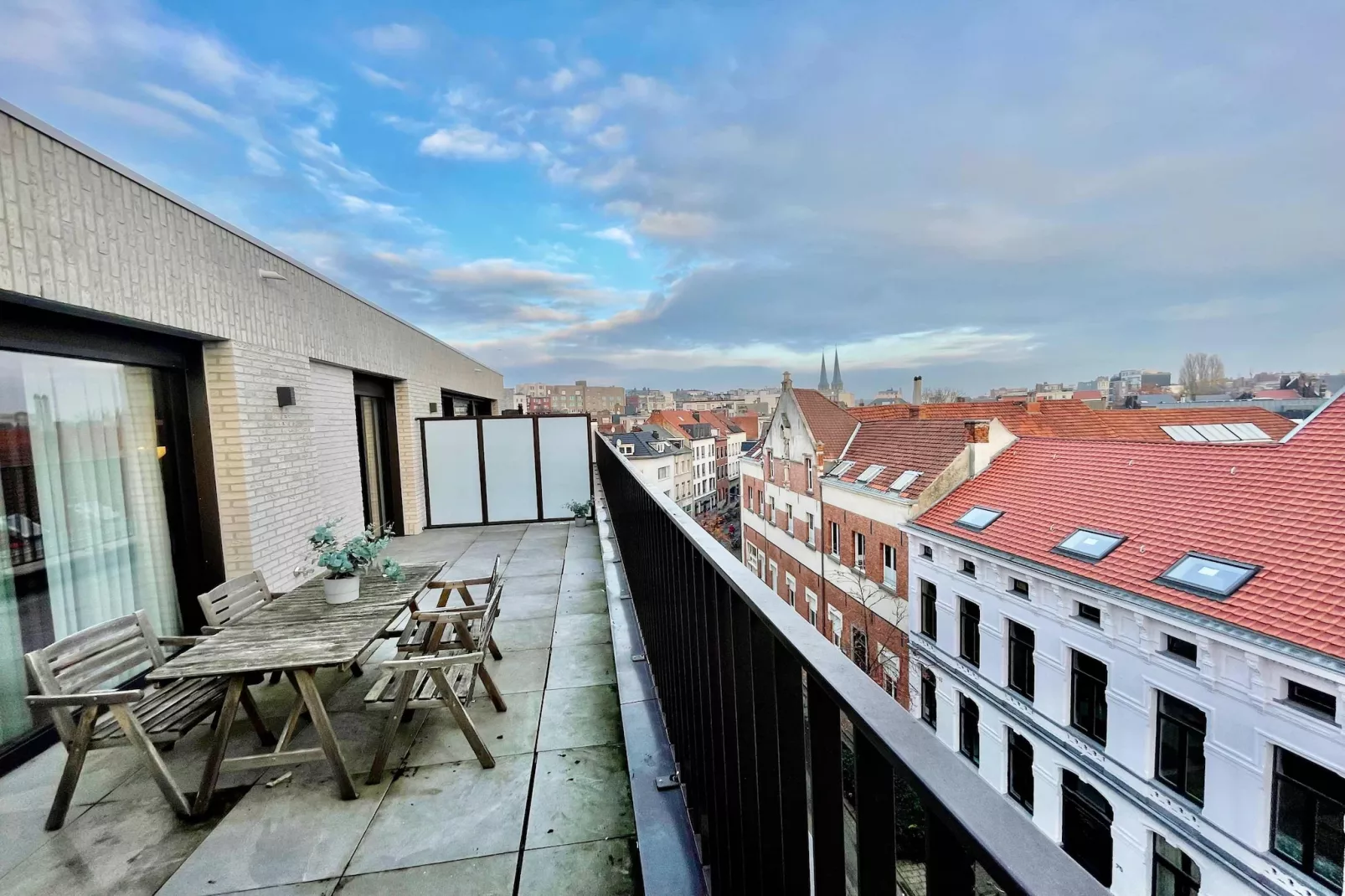 Modern 2BR Penthouse Near Diamond District by OneLuxStay - Terrasse / balcon