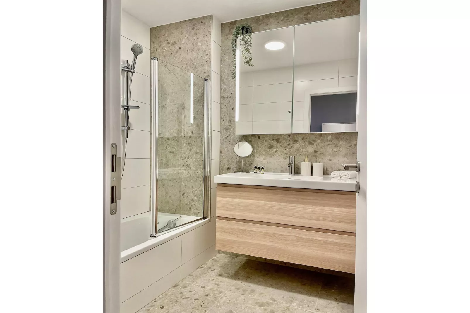 Luxury 2BR 2BA Near Fashion District by OneLuxStay - Salle de bain