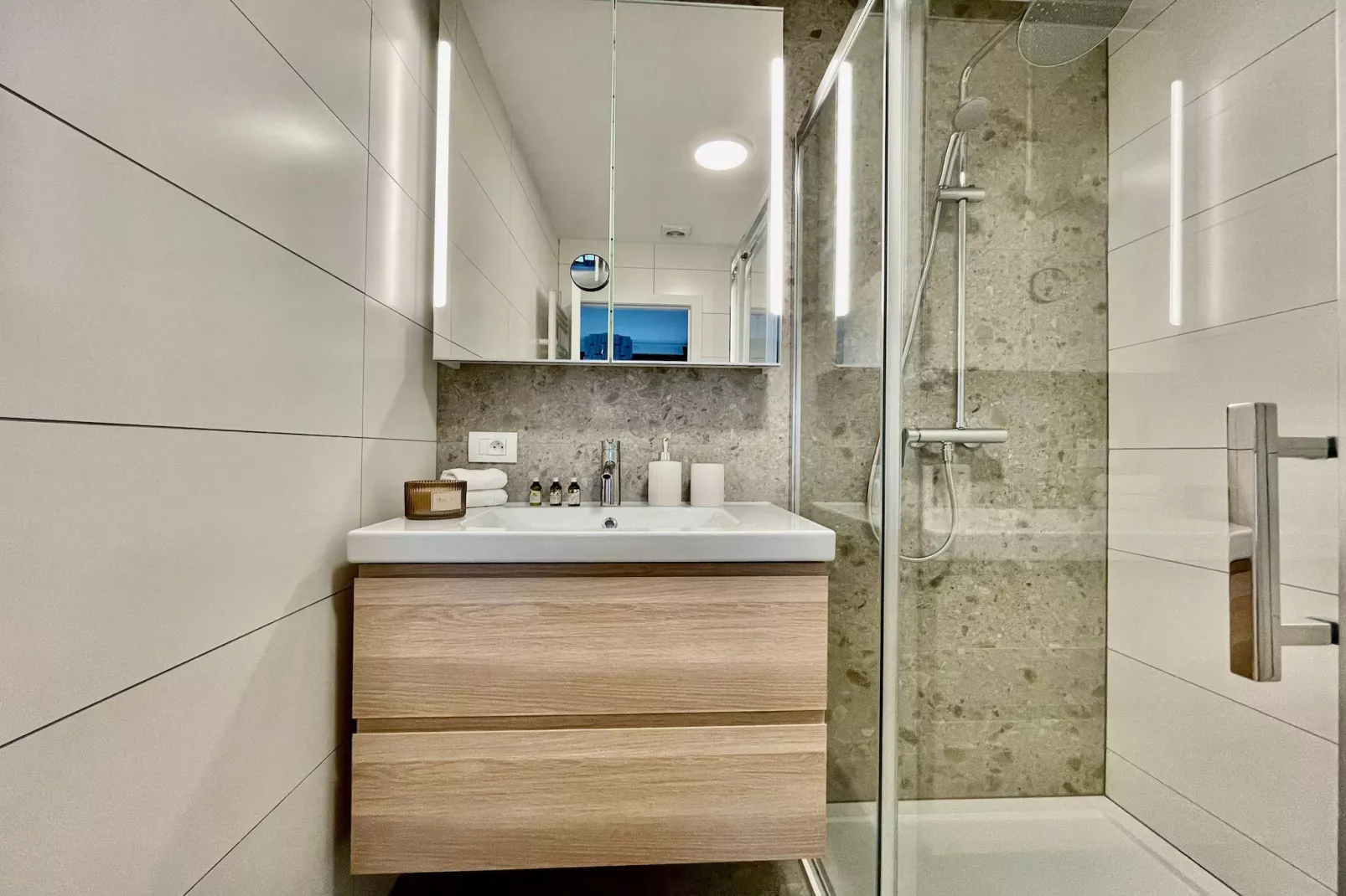 Luxury 2BR 2BA Near Fashion District by OneLuxStay - Salle de bain