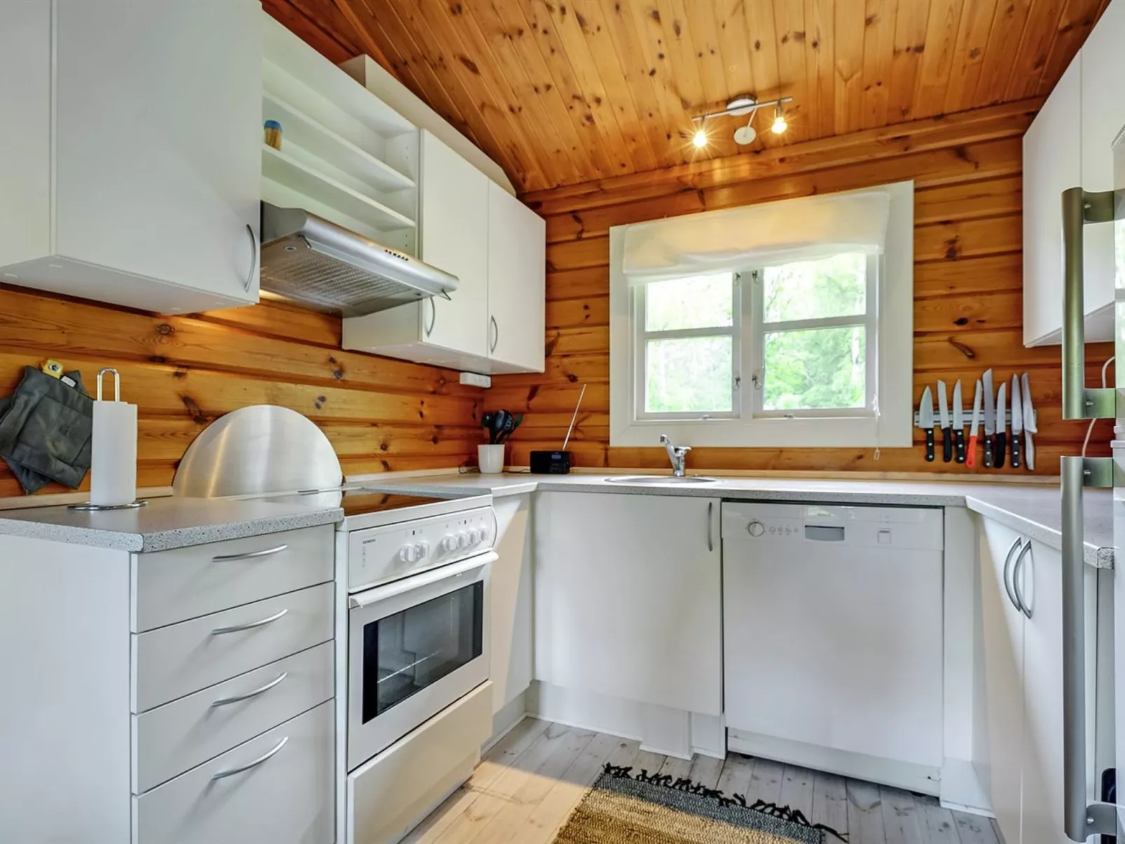 "Ernestine" - 500m to the fjord - Drinnen