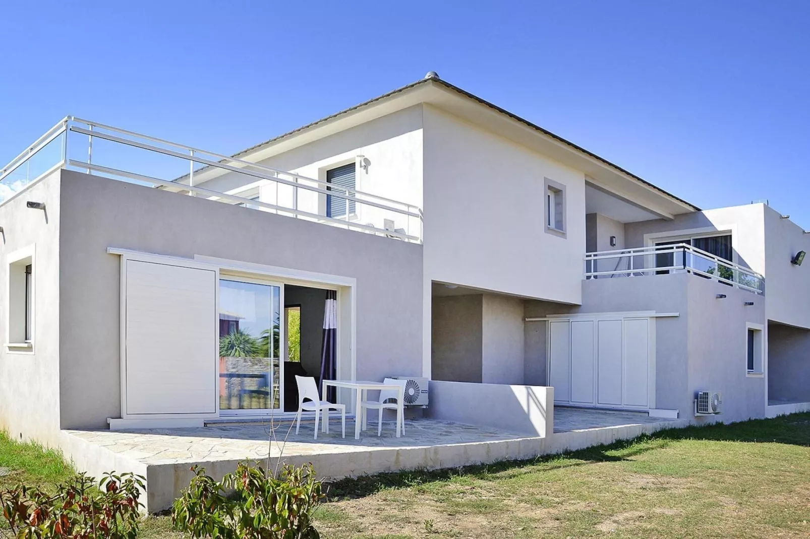 Residence Marea Resort Sainte Lucie-de-Moriani / Bungalow/4 - Außenbereich Sommer