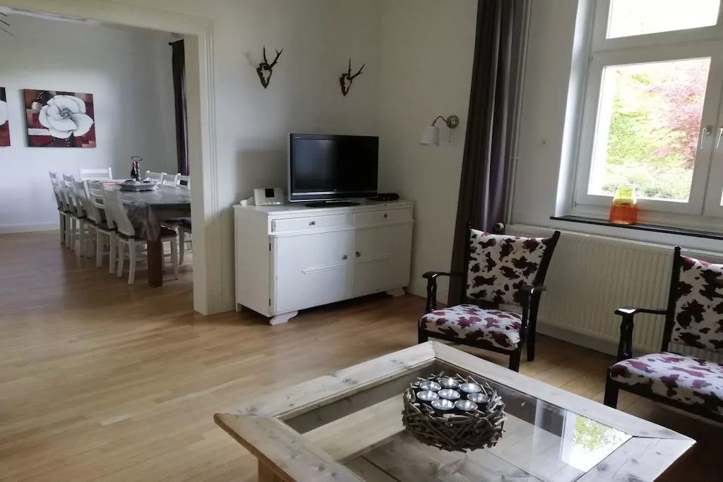 78243 - Living room