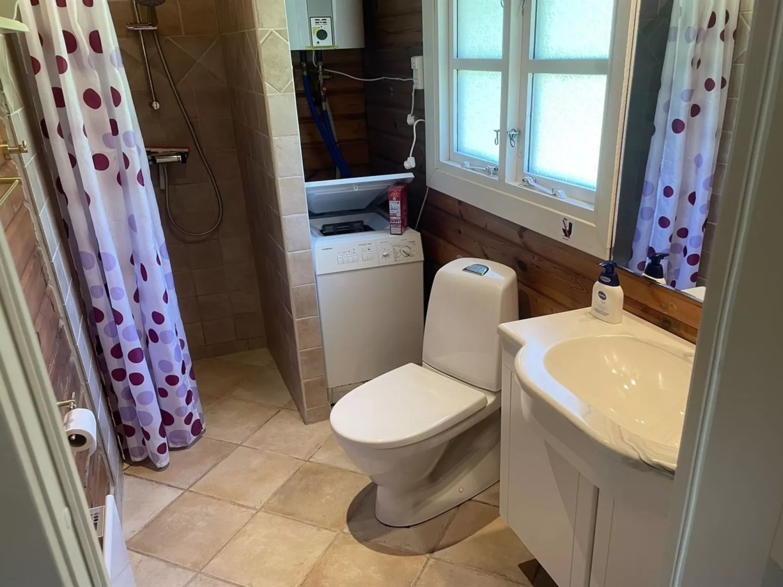 "Ernestine" - 500m to the fjord - Drinnen