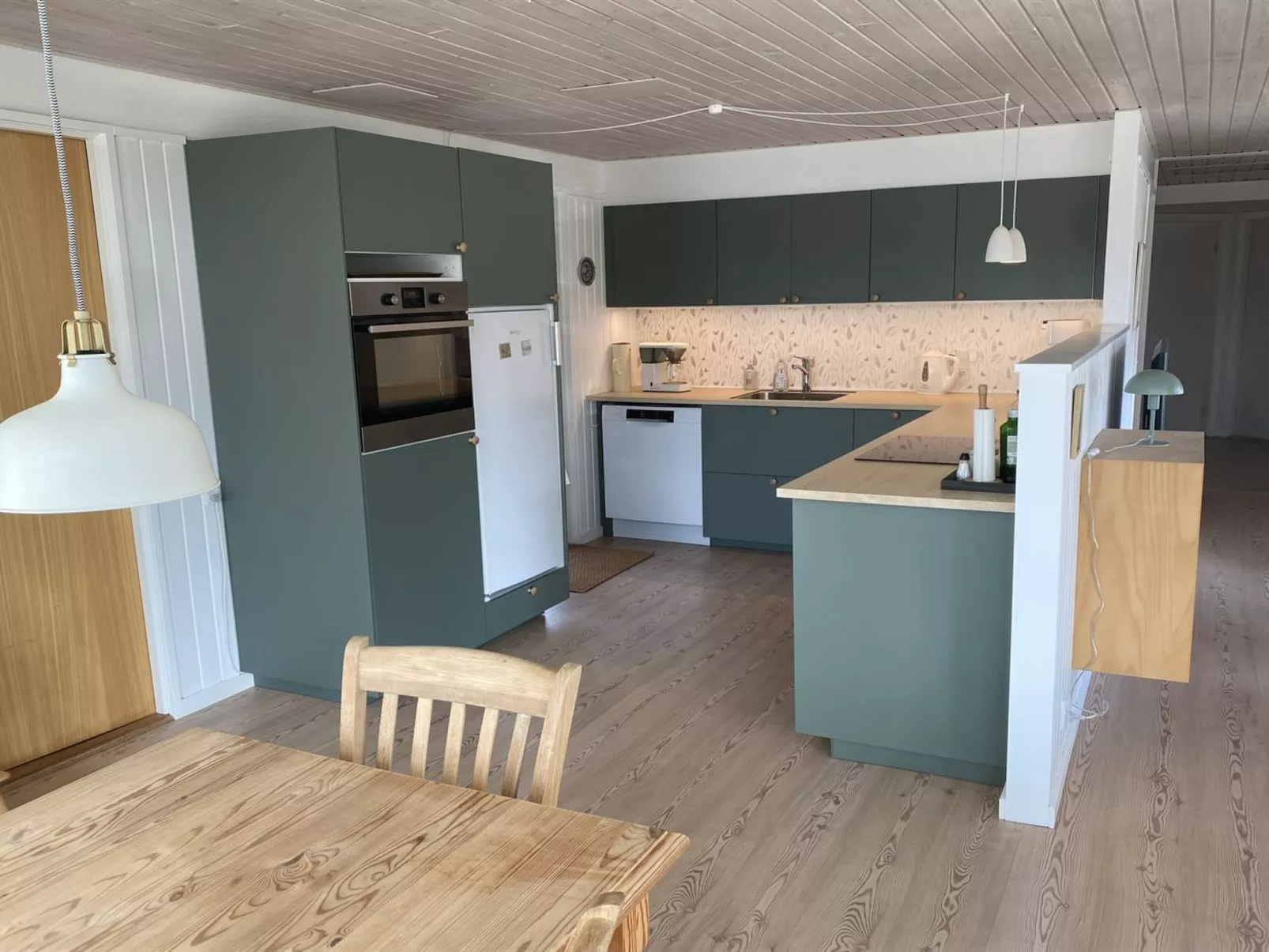 "Chrissie" - 150m from the sea - Inside