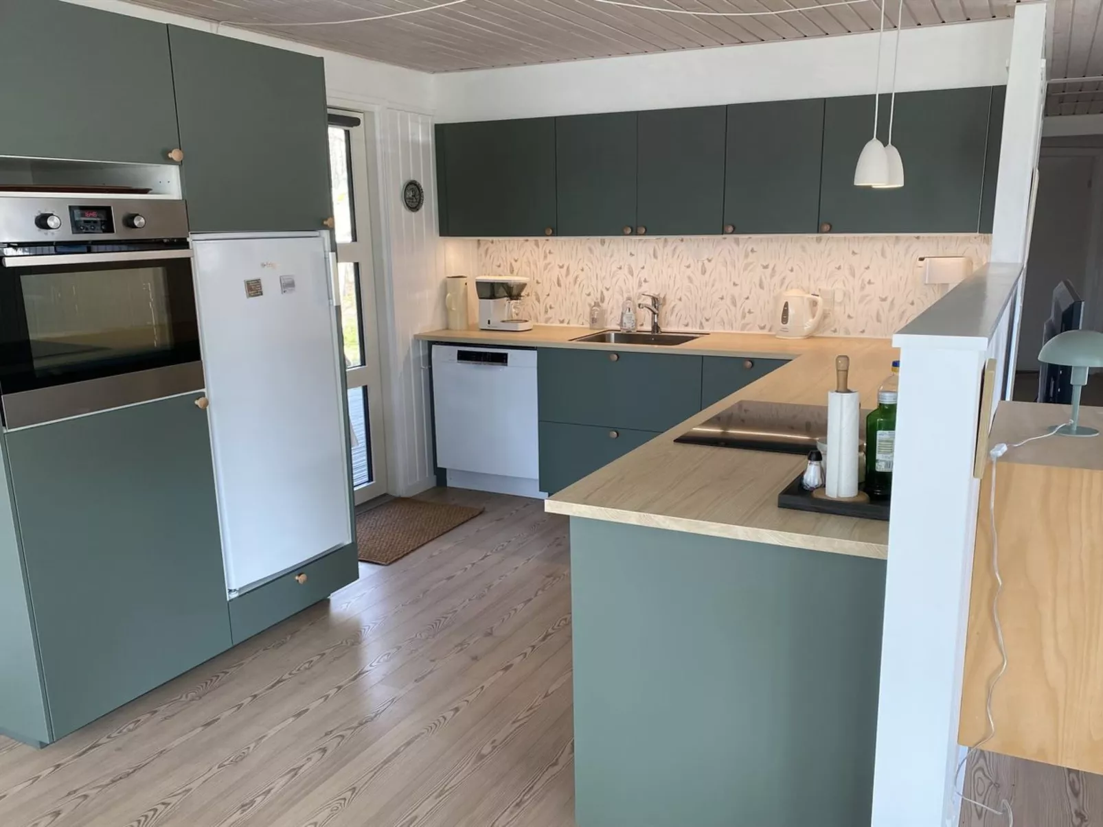 "Chrissie" - 150m from the sea - Inside