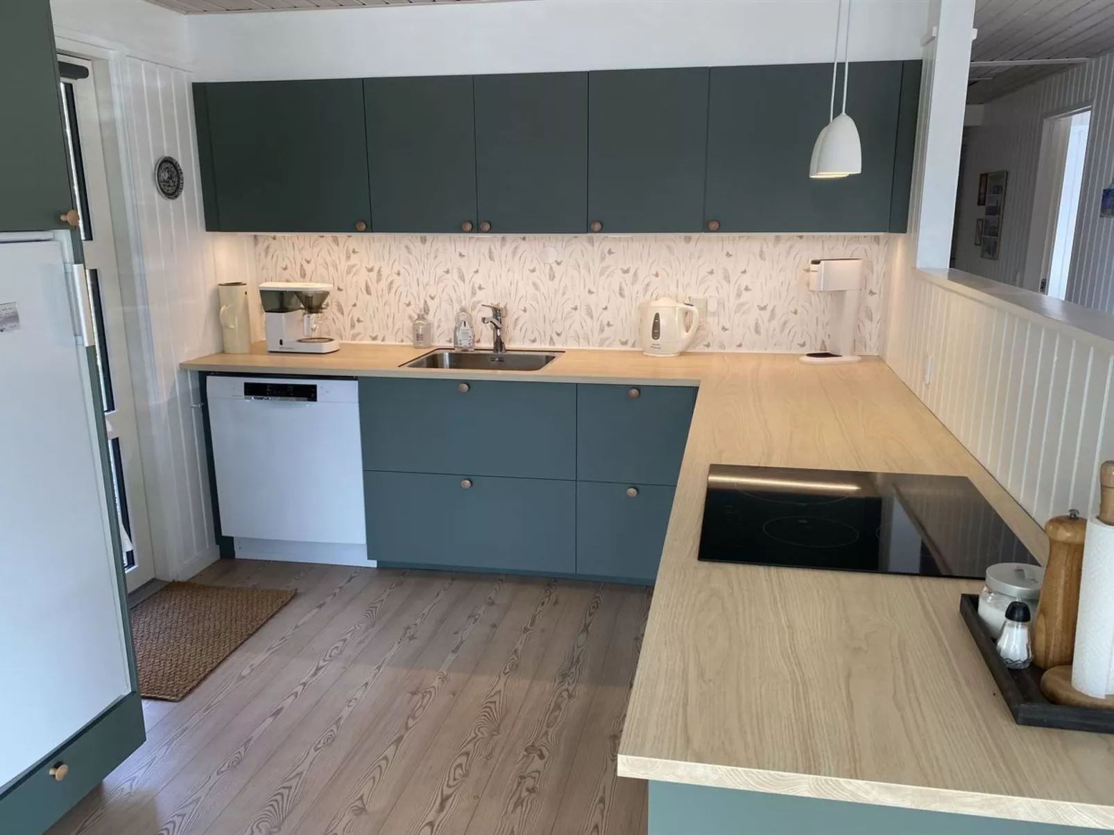 "Chrissie" - 150m from the sea - Inside