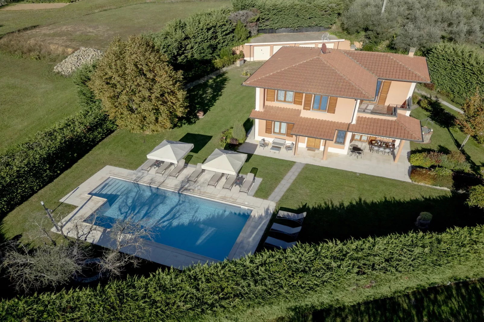 Villa a Loro Ciuffenna - Exterior in summer