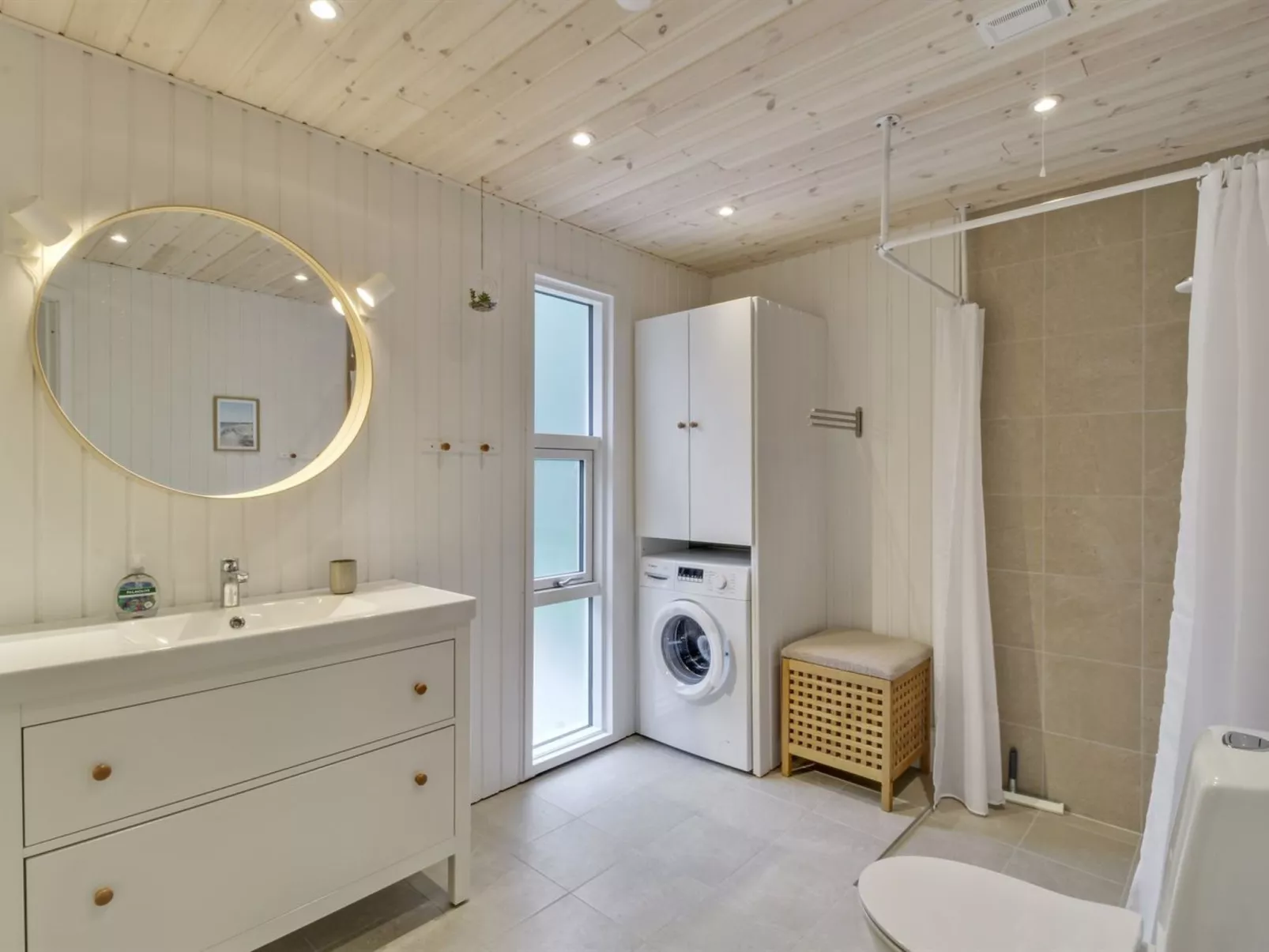 "Chrissie" - 150m from the sea - Inside