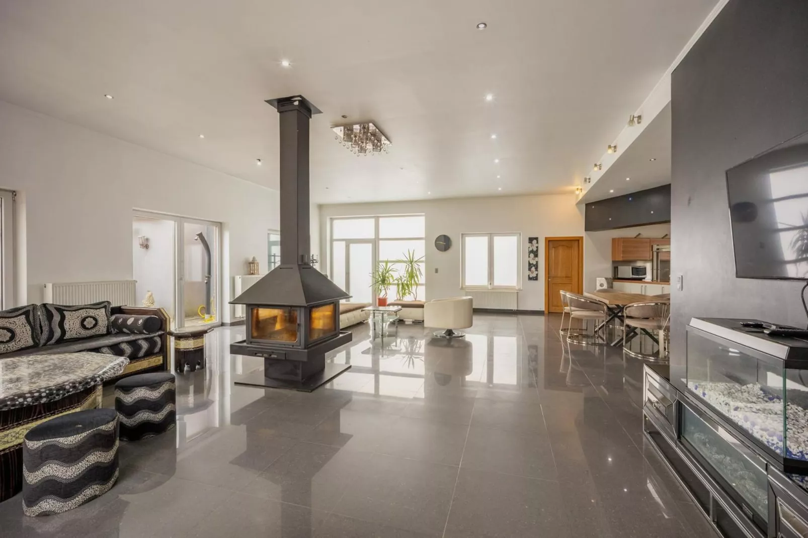Magnifique maison de vacances pour 10 adultes avec pscine intérieure  Sauna Bains à remous et  Hamam - Salon