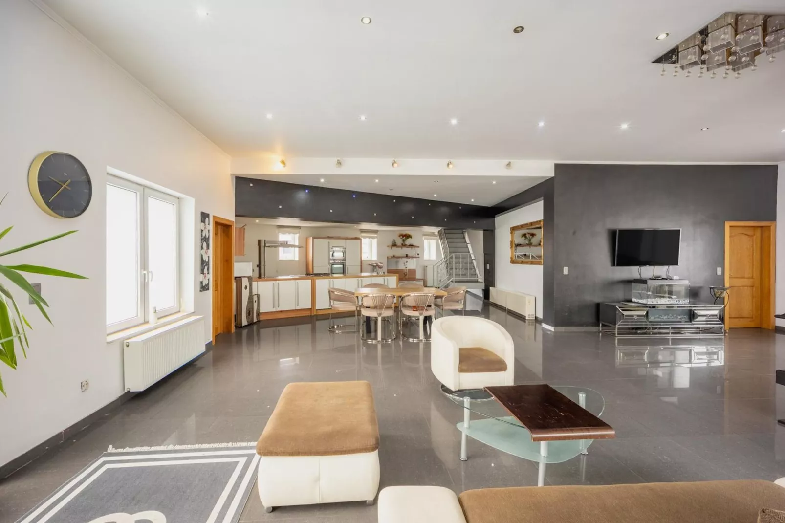 Magnifique maison de vacances pour 10 adultes avec pscine intérieure  Sauna Bains à remous et  Hamam - Salon