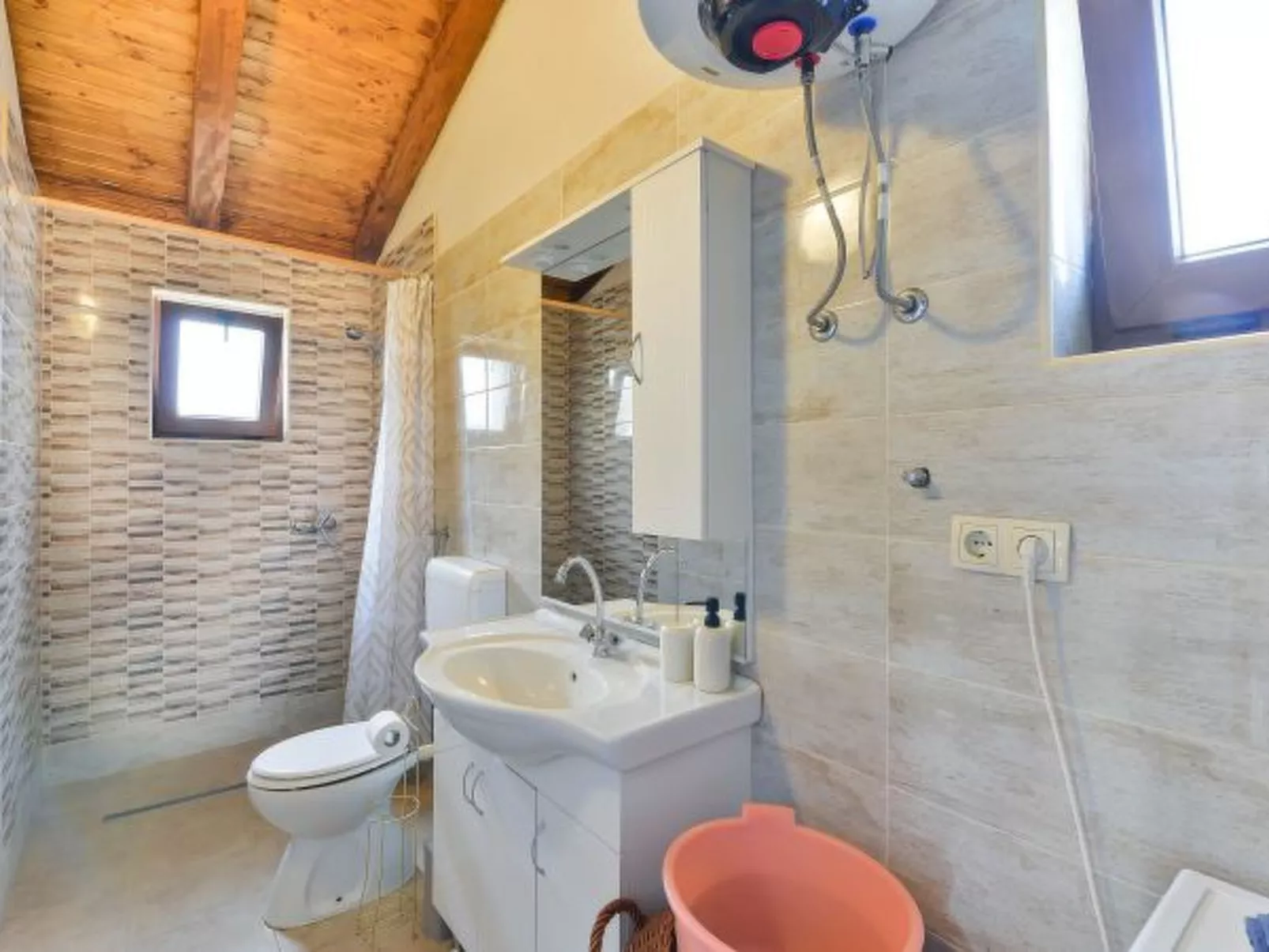 Villa Serena with pool - Image-tags.info