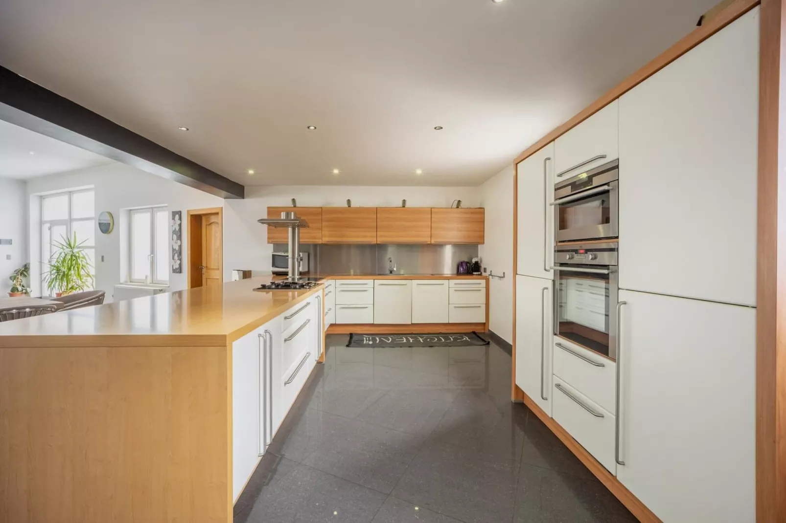 Magnifique maison de vacances pour 10 adultes avec pscine intérieure  Sauna Bains à remous et  Hamam - Cuisine