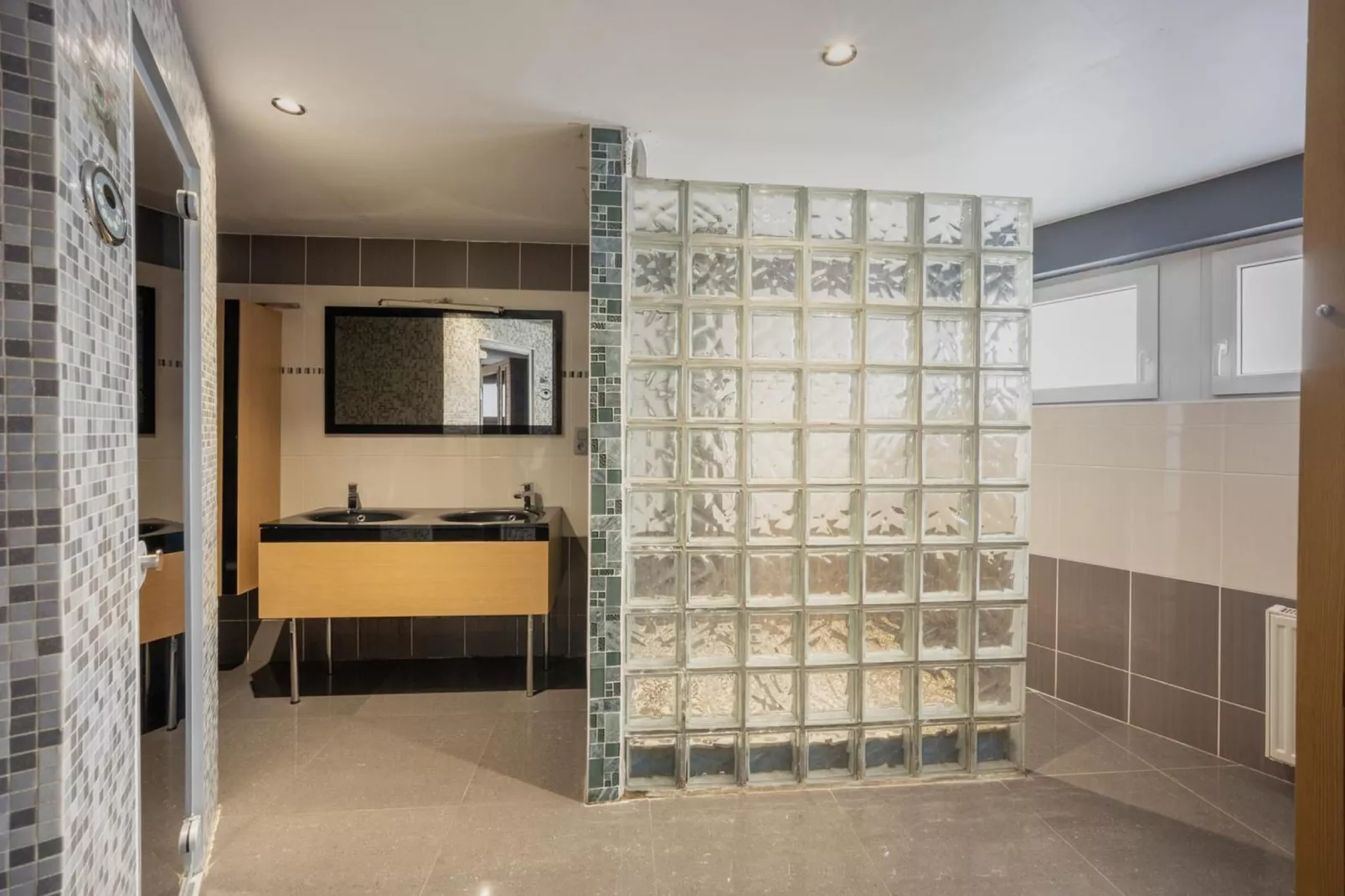 Magnifique maison de vacances pour 10 adultes avec pscine intérieure  Sauna Bains à remous et  Hamam - Salle de bain
