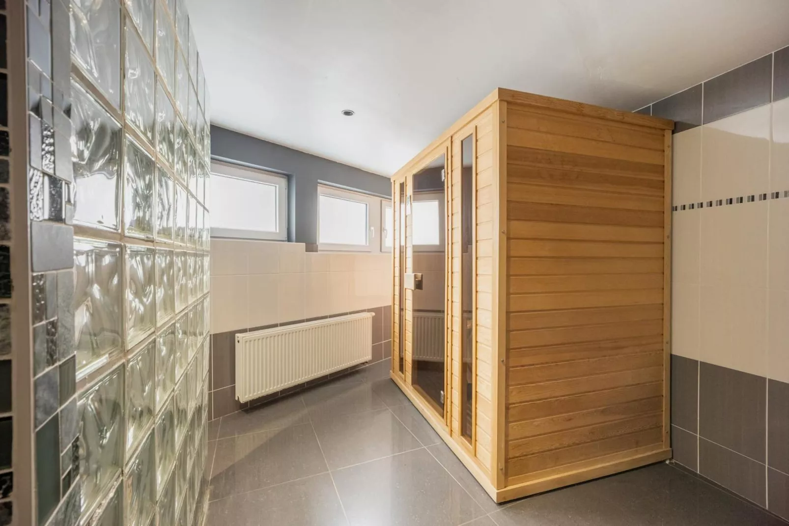 Magnifique maison de vacances pour 10 adultes avec pscine intérieure  Sauna Bains à remous et  Hamam - Bien-être