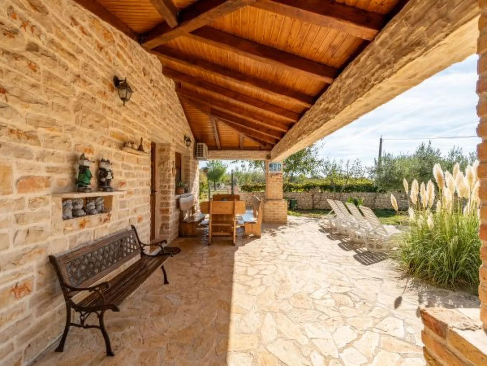 Villa Serena with pool - Image-tags.info