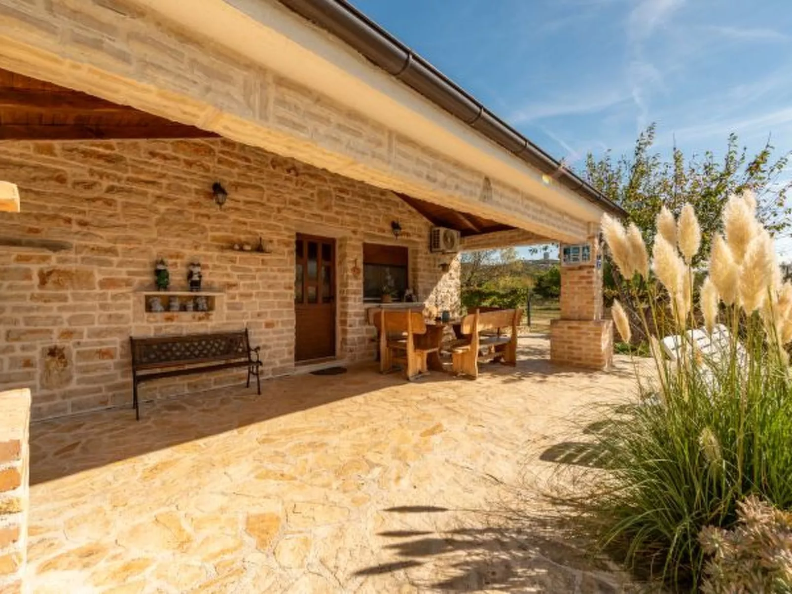 Villa Serena with pool - Image-tags.info