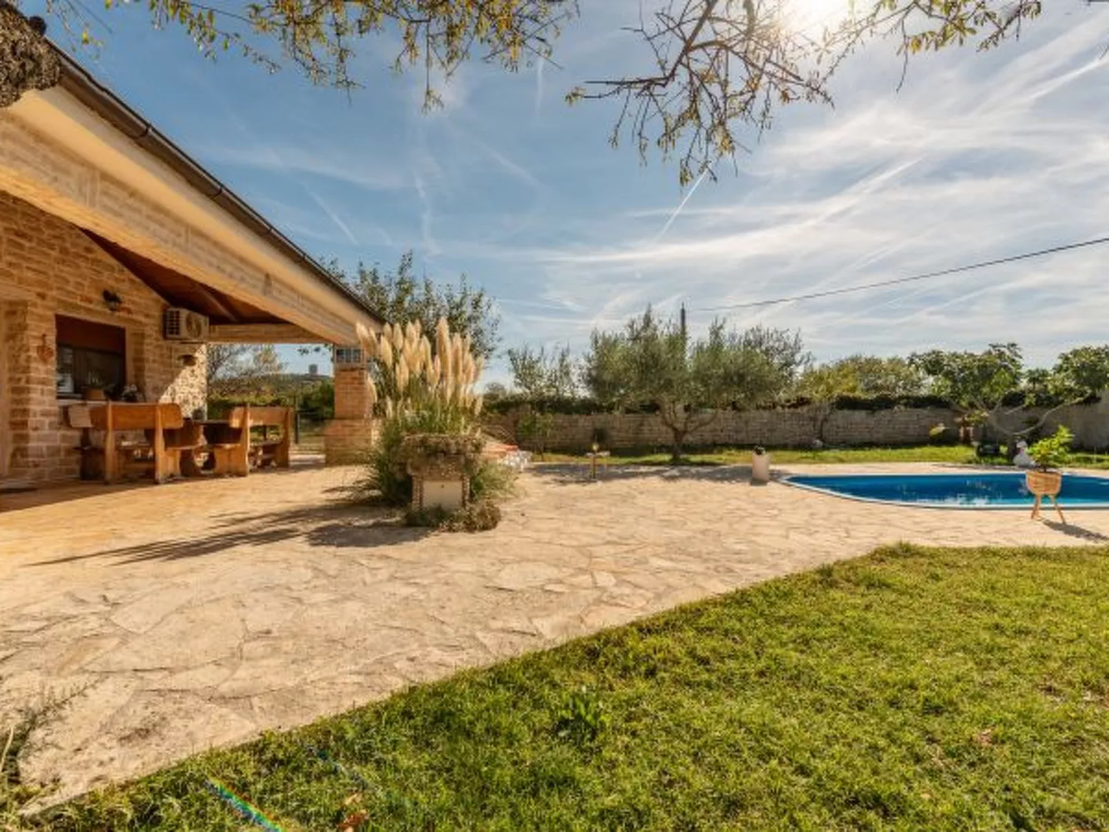 Villa Serena with pool - Image-tags.info