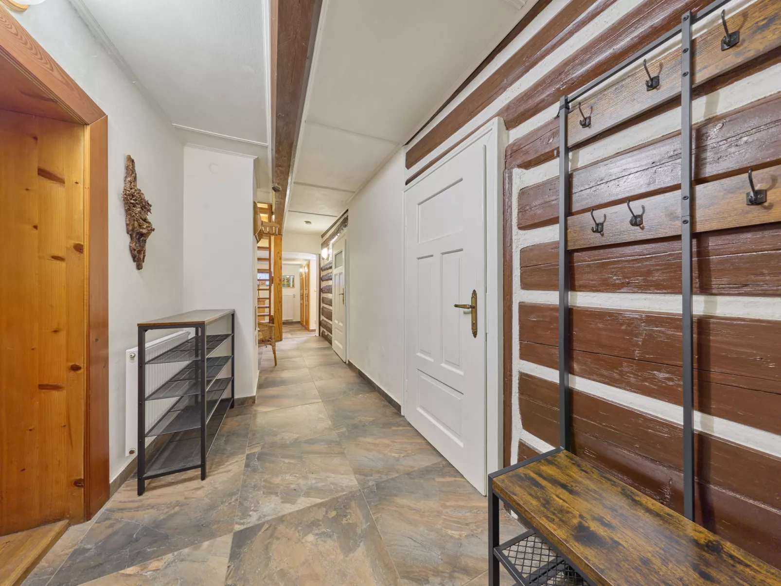 Lánov - Inside