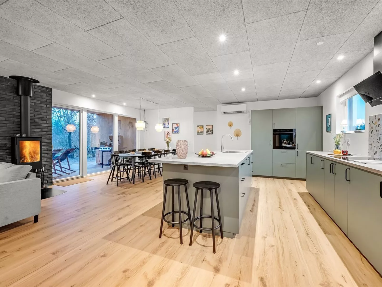 "Helina" - 250m to the fjord - Drinnen