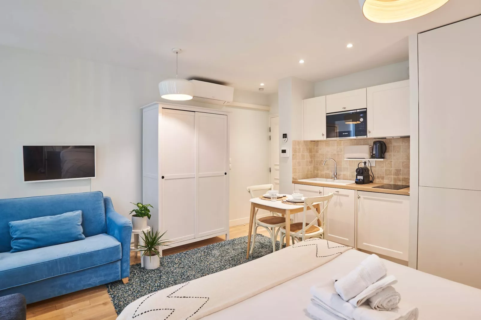 CHENIER 9 NEW - Untagged