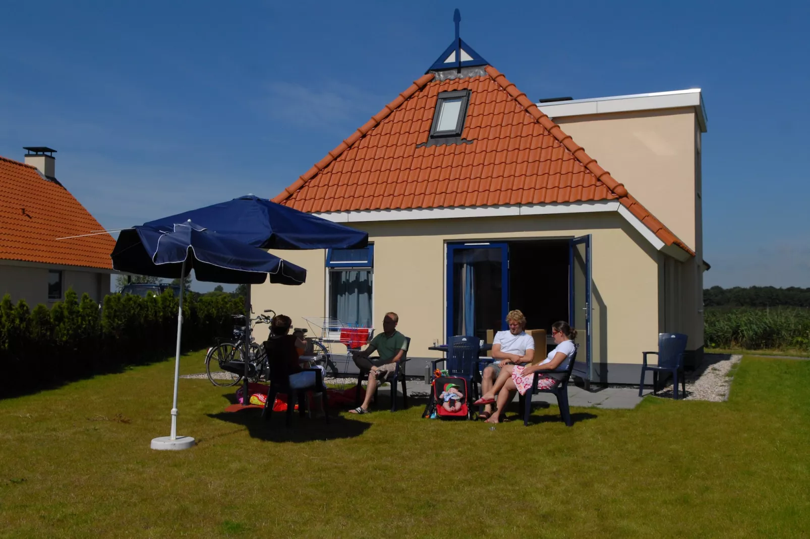 Vakantiepark Bergumermeer 10 - Exterior in summer