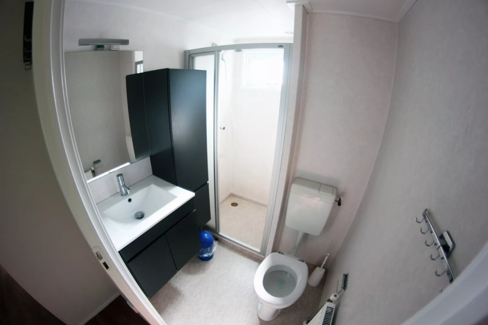 Vakantiepark Bergumermeer 8 - Badezimmer