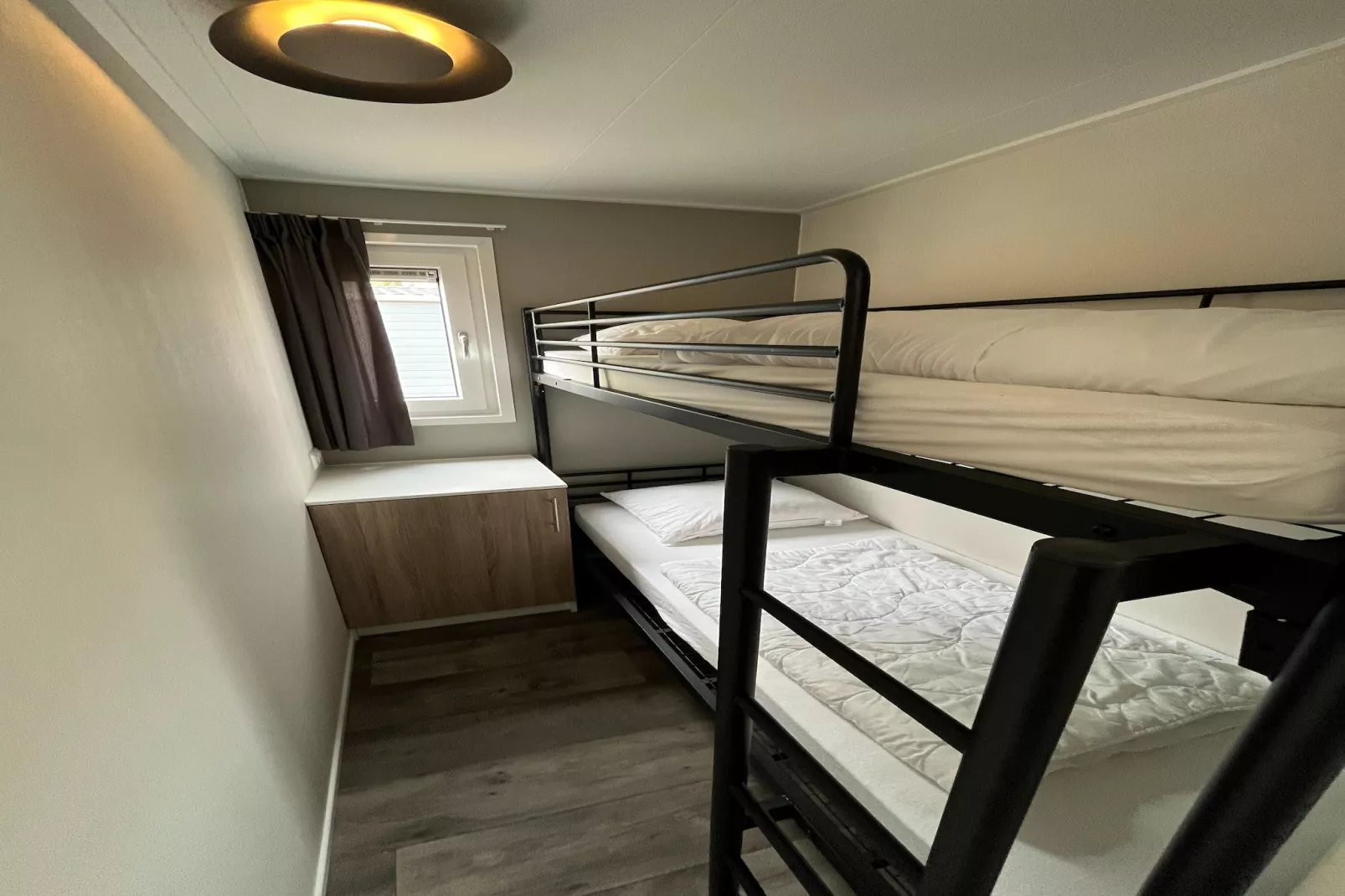 Vakantiepark Bergumermeer 11 - Bedroom