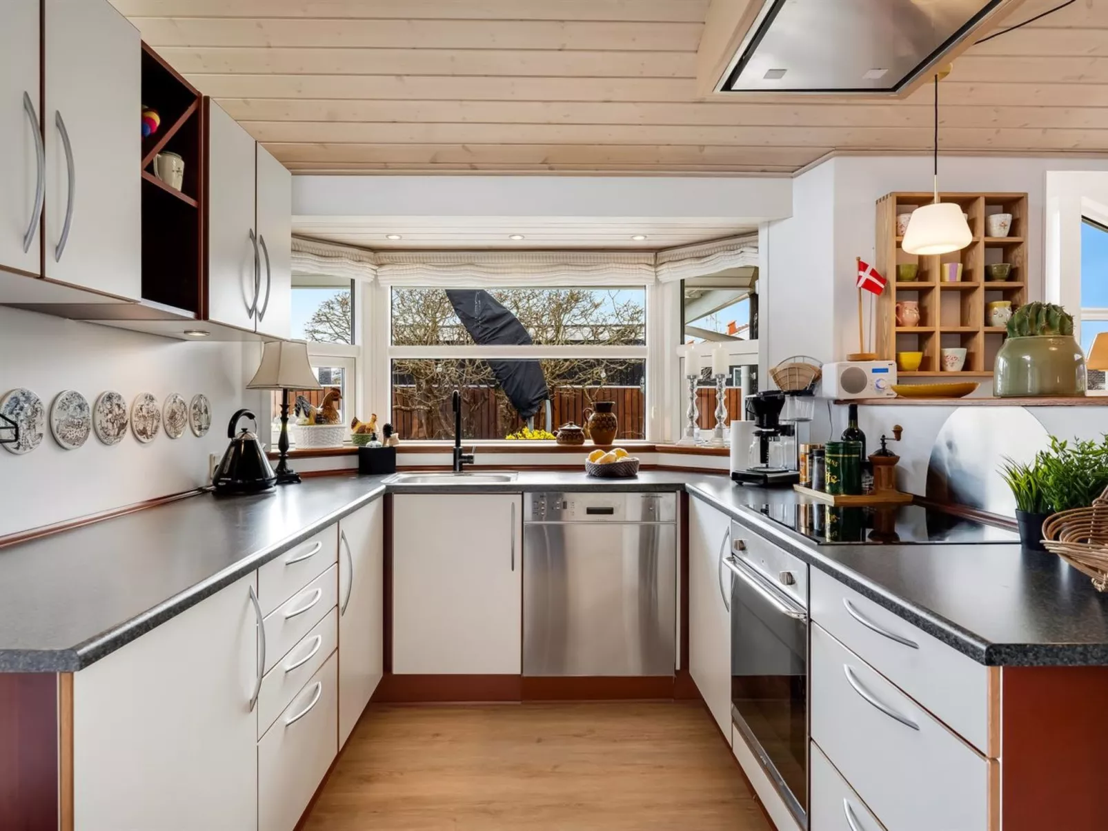 "Sjarlotte" - 100m from the sea - Drinnen