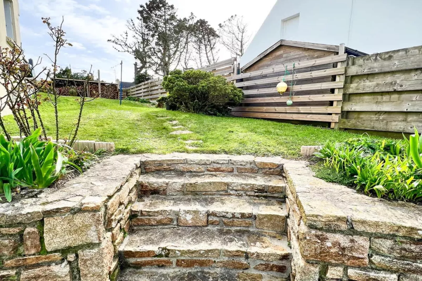 TY OUESSANT - Garten Sommer