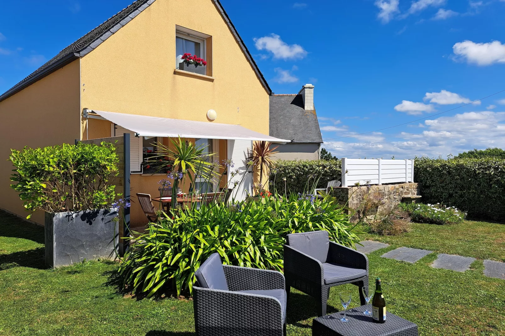 Ferienhaus Plounéour-Brignogan-Plages - Jardins en été