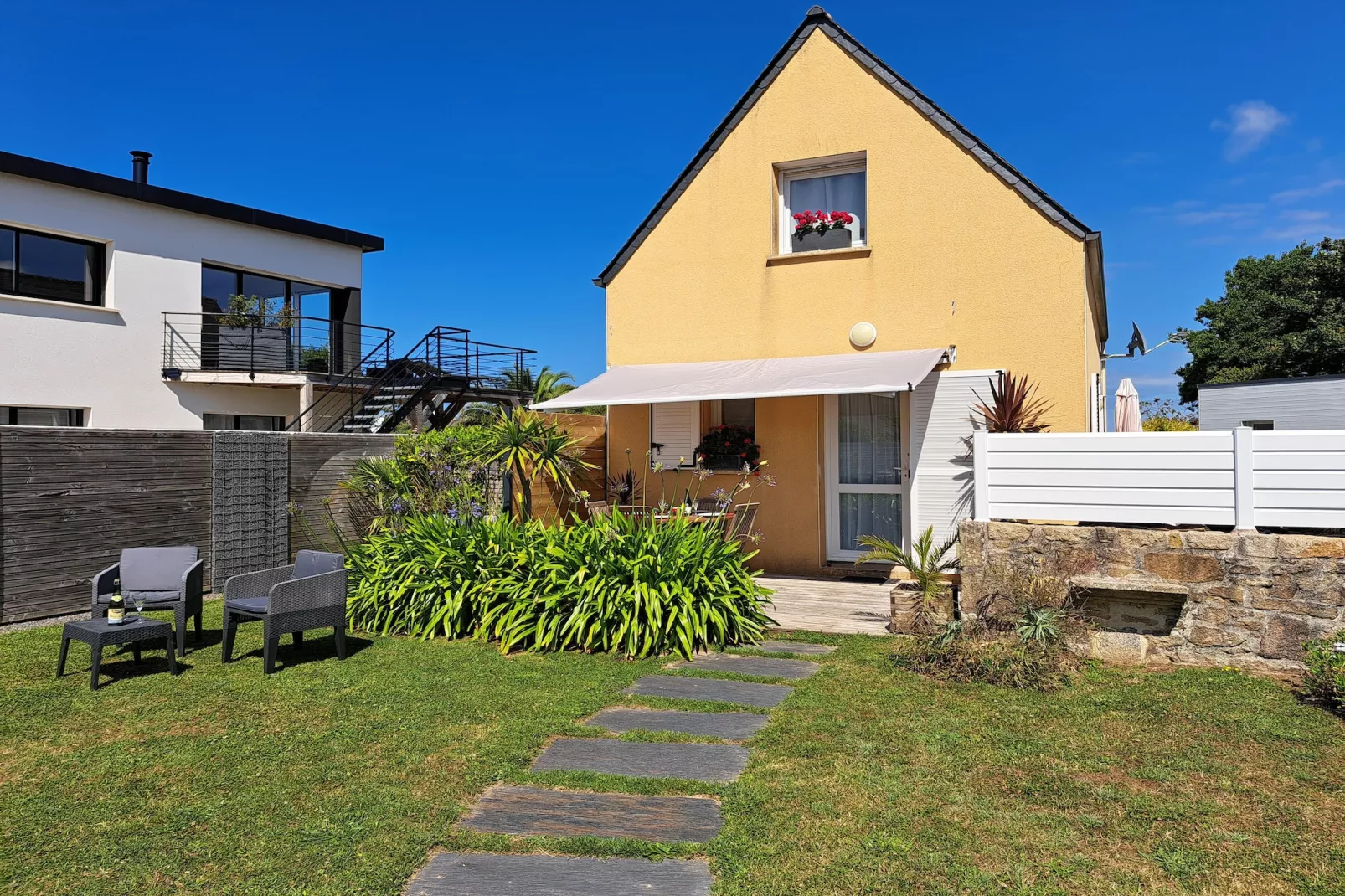 Ferienhaus Plounéour-Brignogan-Plages - Jardins en été