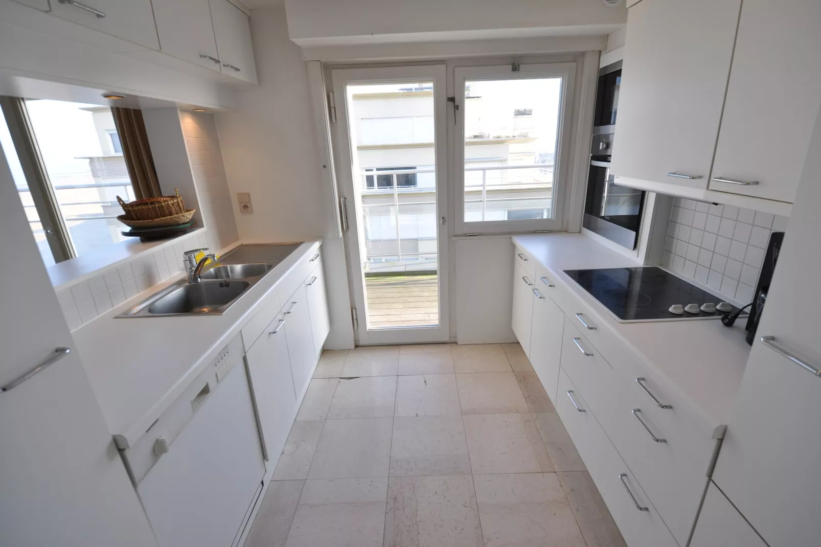 Queens 81 - Kitchen