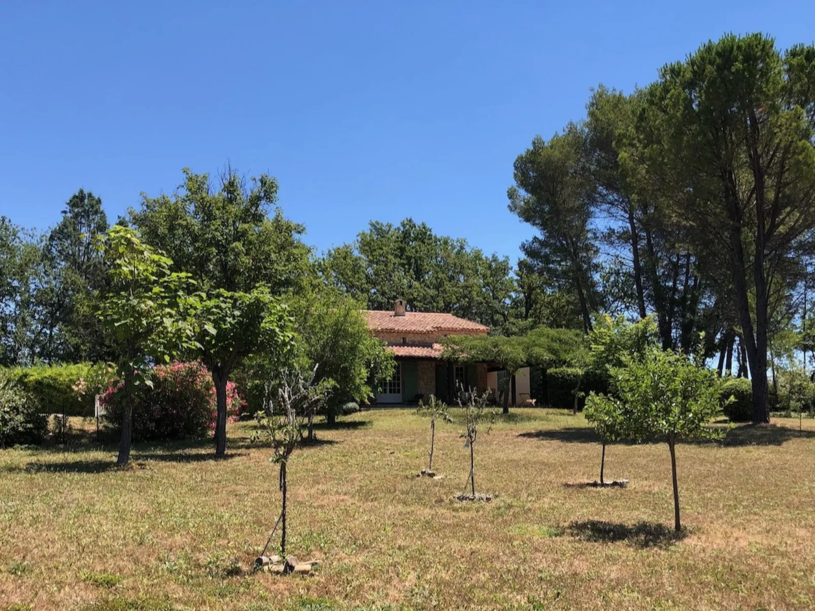 CLOS DES CHENES - Outside