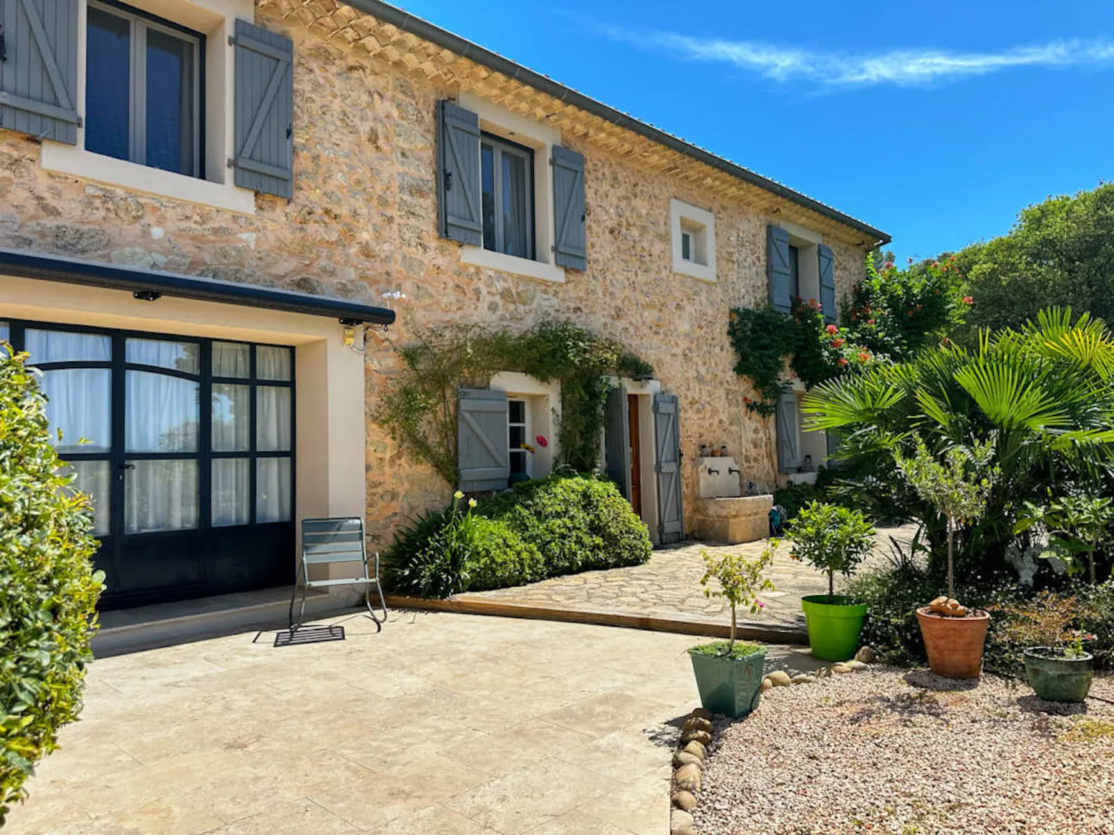 LA VOLIERE - Outside