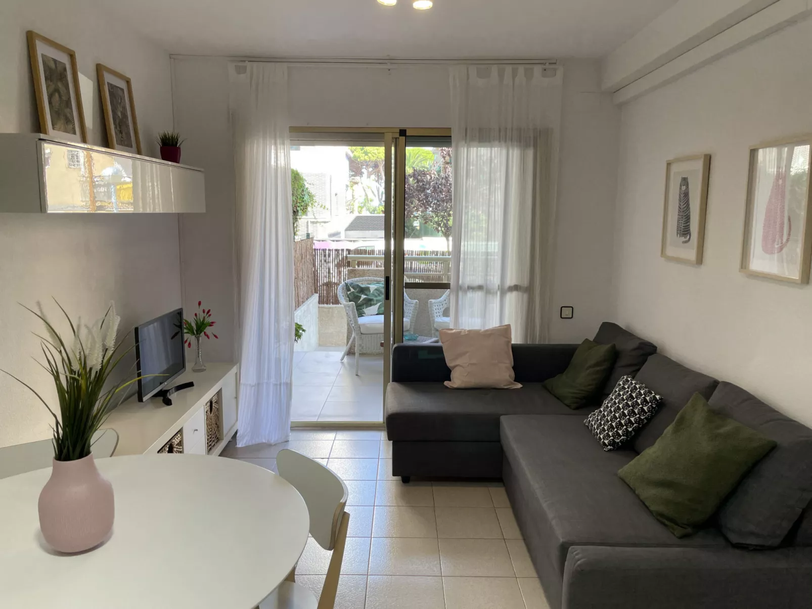 LA PINEDA HOLIDAY APARTMENT - Inside