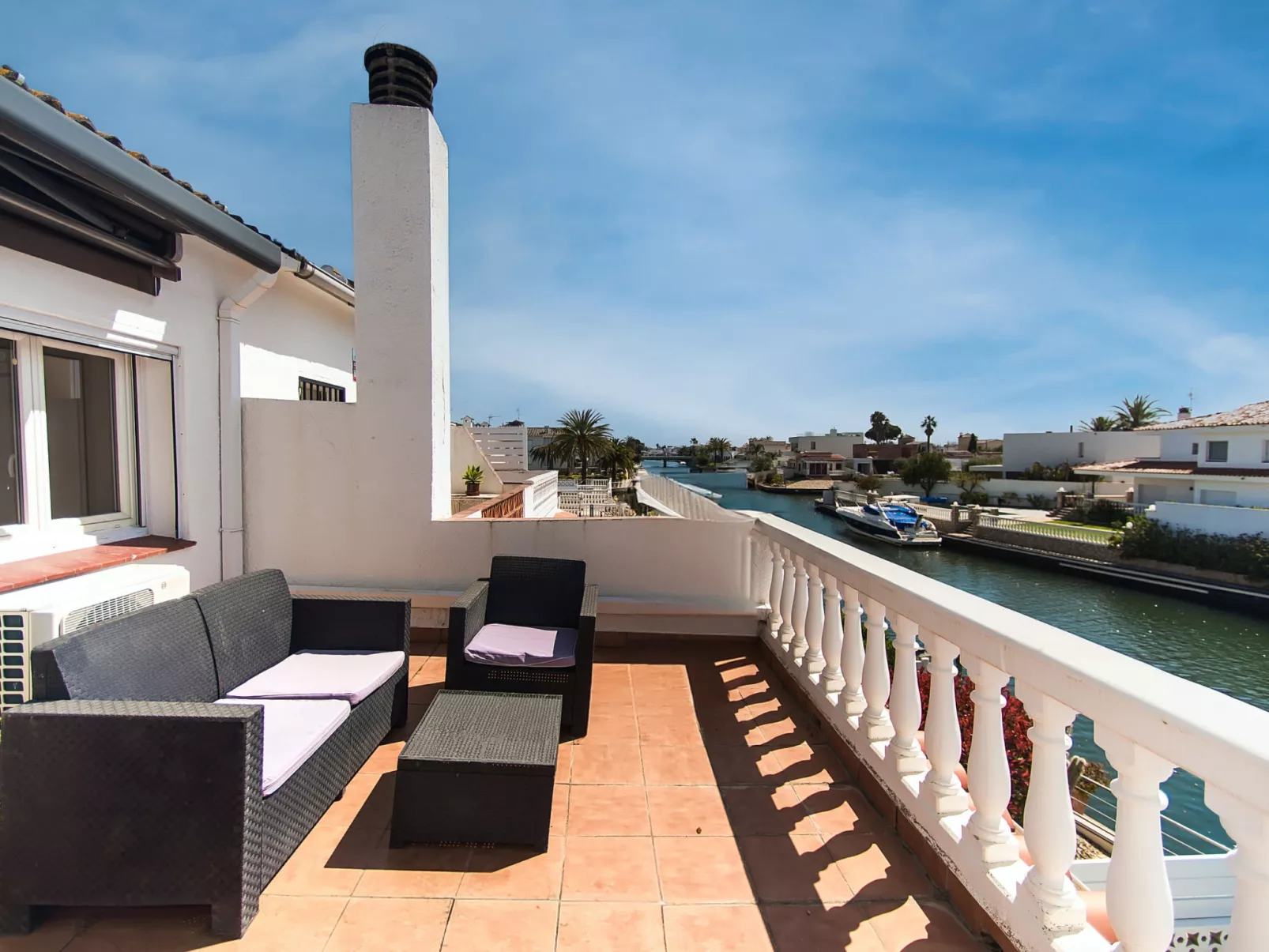 WELCS CASA  240 EMP con piscina y vista al canal - Drinnen