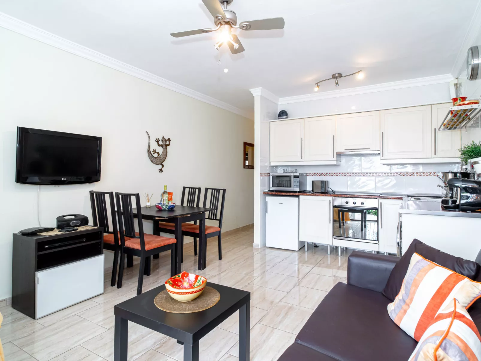 Capistrano Village Garden by Casasol - Drinnen