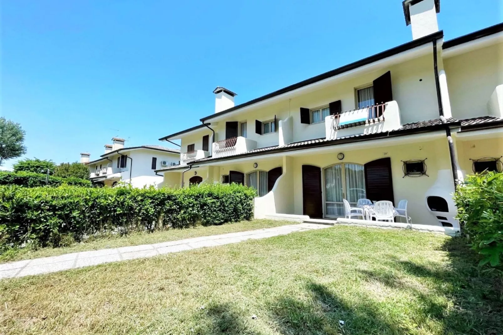 LN 22/89-Exterior summer