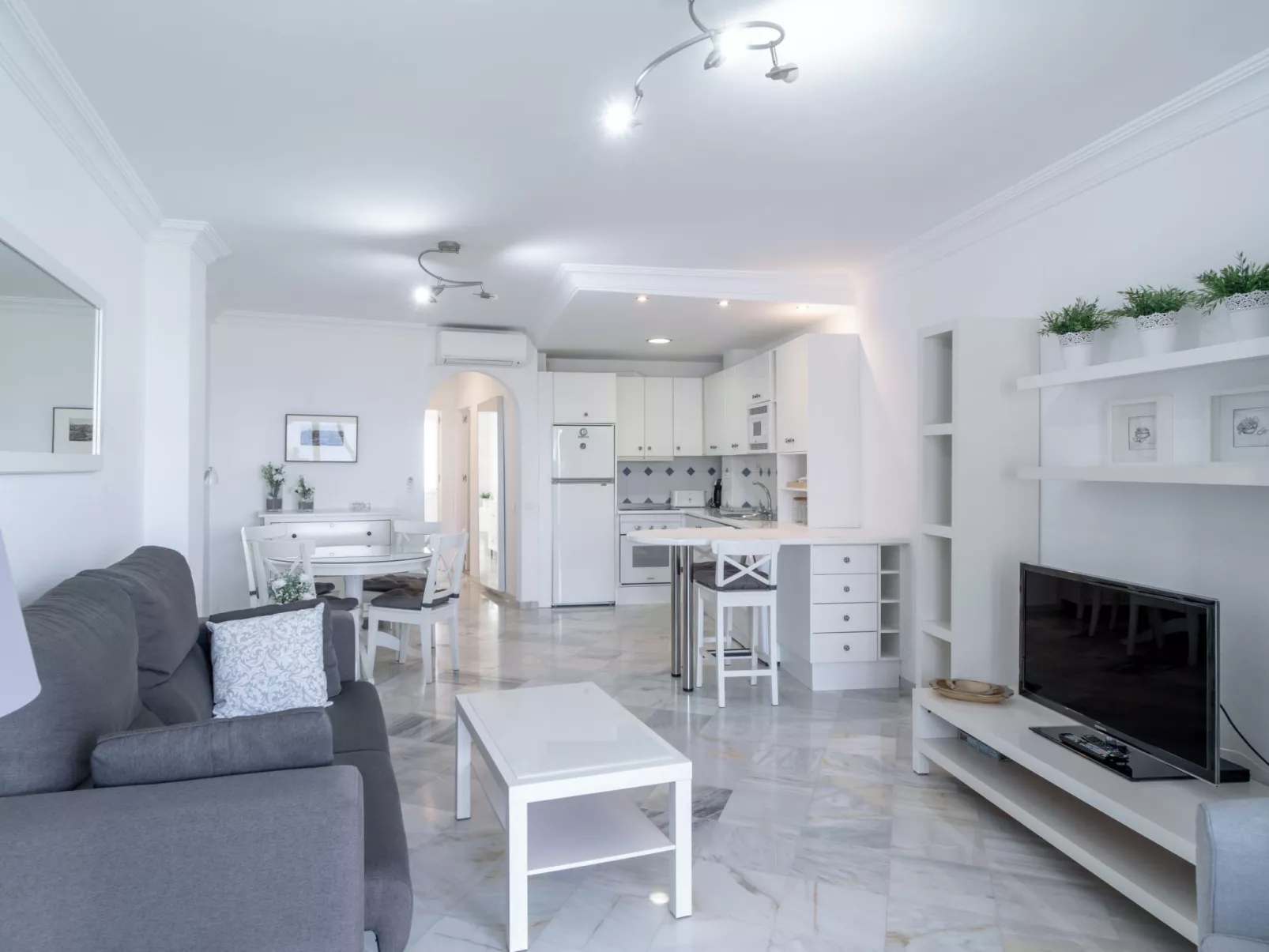 Stella Maris Beachfront B by Casasol - Dedans