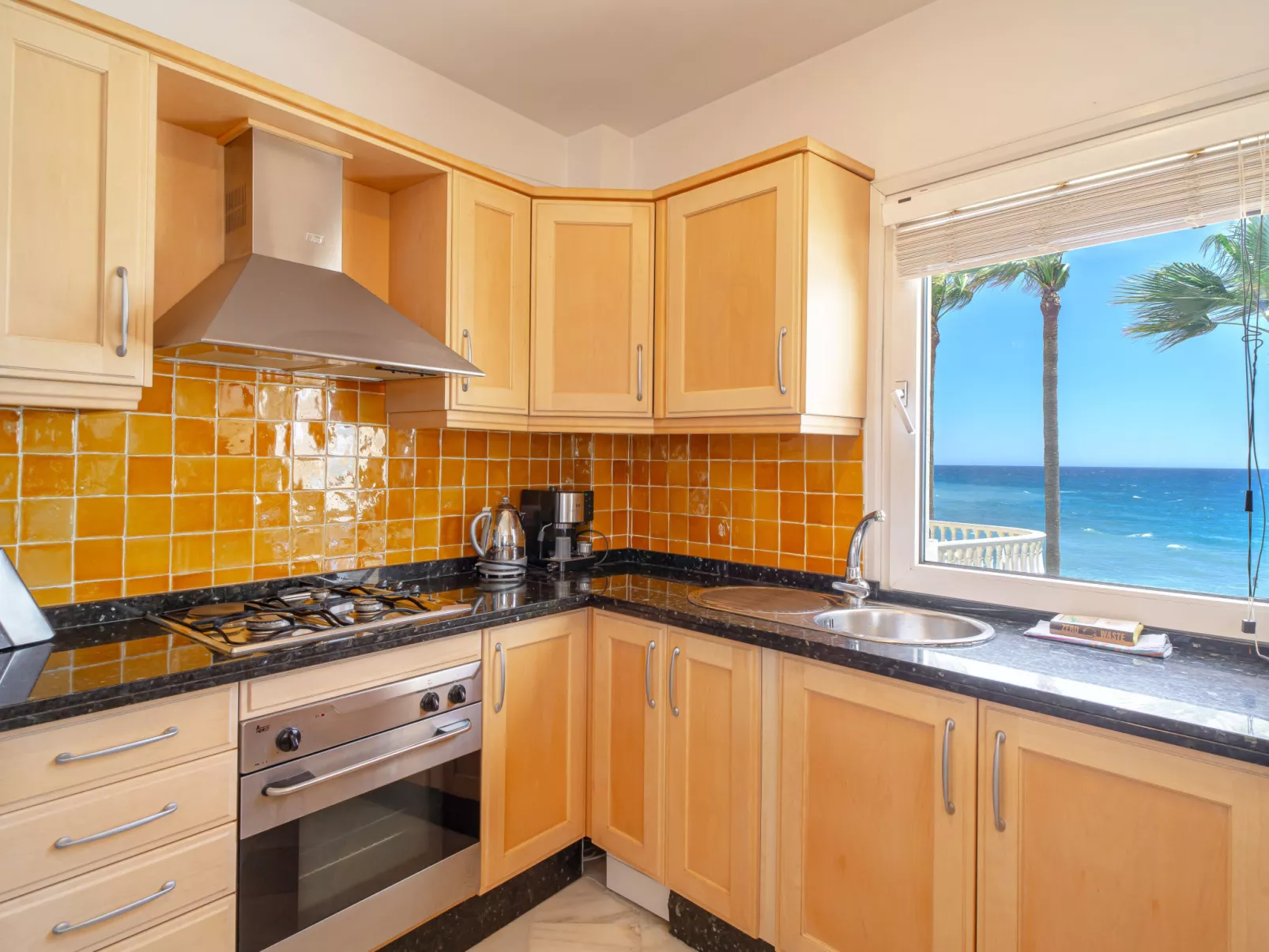 Stella Maris Beachfront 1J by Casasol - Dedans