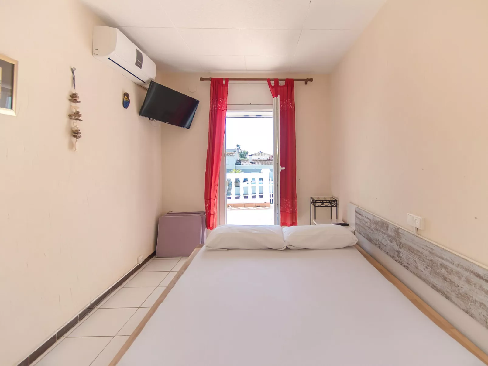 WELCS CASA  240 EMP con piscina y vista al canal - Drinnen